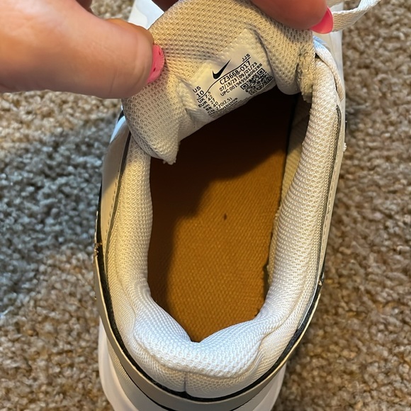 Nike Legend Essential 2 Premium Sneakers - Picture 6 of 7